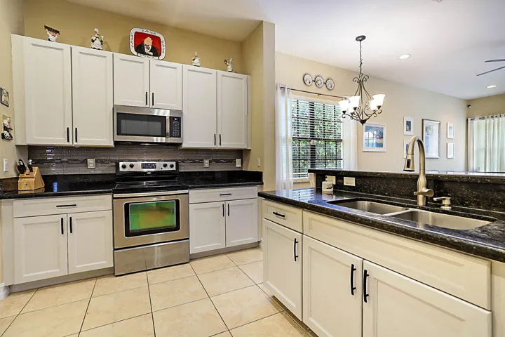 7593 NW 113th Ave -19