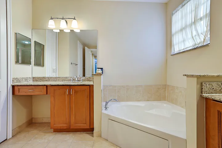 7593 NW 113th Ave -28