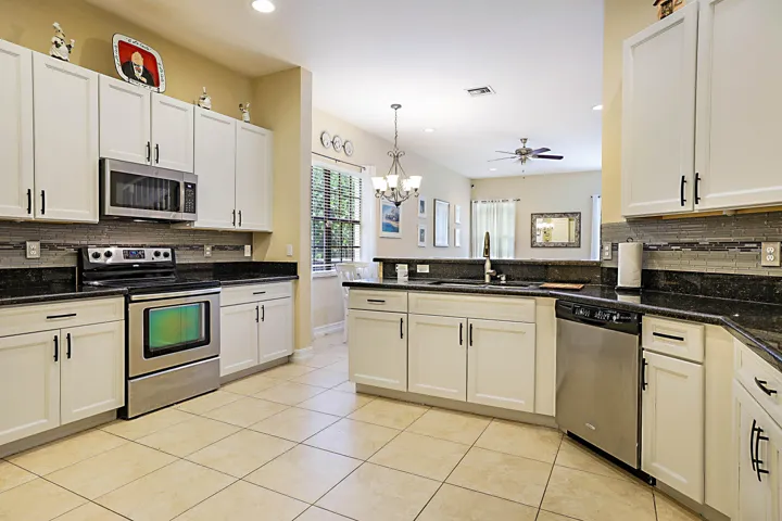 7593 NW 113th Ave -18