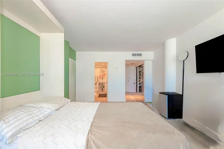 Bedroom in the second floor. It can be used as an office or for a child, with a private entrance. The connection between the first and second floor can be fully closed off, making it completely independent with no access to the main apartment.