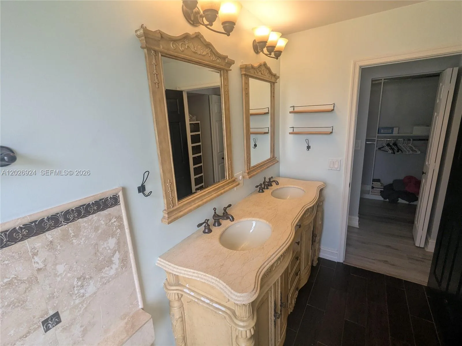 The primary bathroom, bright and directly connected to the walk-in closet, offers a comfortable and private layout — perfect for your everyday convenience