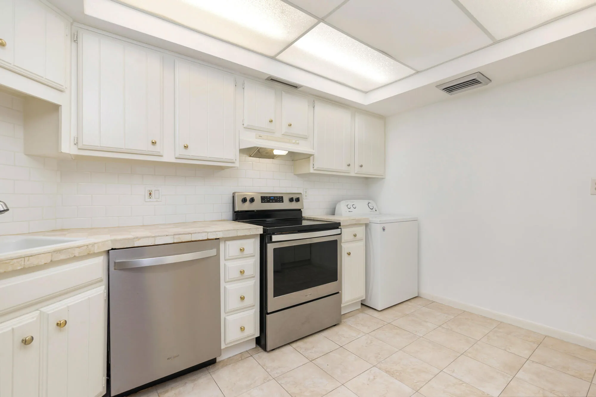 Kitchen with breakfast area for small table