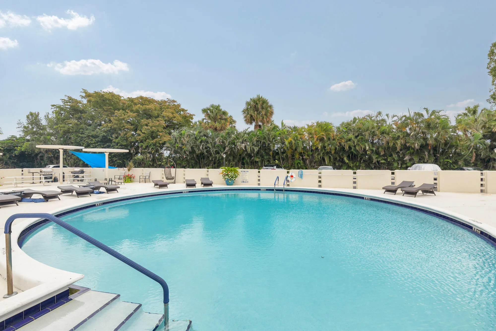 Large Pool and barbeque area