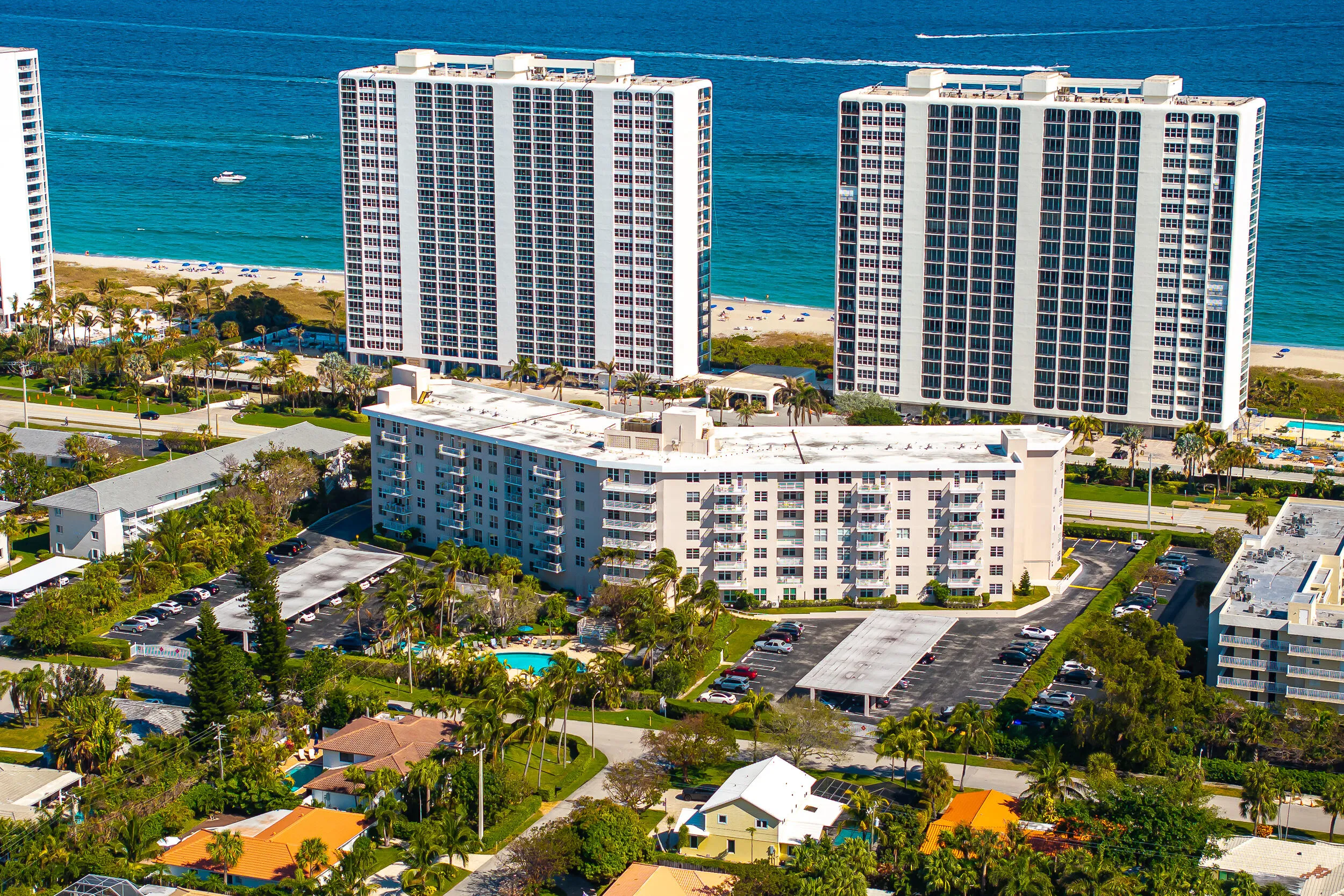 Beachside Retreat in an amazing location close to dining, shopping and live music!