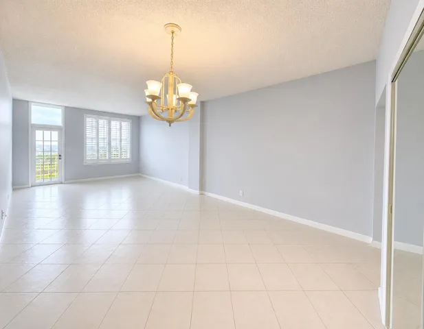 Spacious Sunlit living area w/neutral flooring and 9ft ceilings
