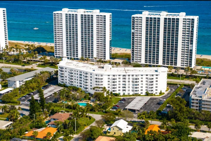 Beachside Retreat in an amazing location close to dining, shopping and live music!