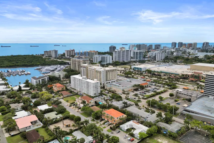 Just minutes to Fort Lauderdale Beach, Bonnet House Museum, Hugh Taylor Park and more!