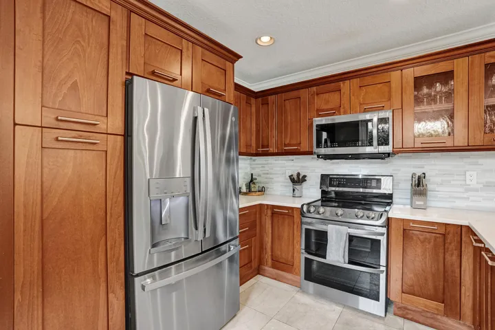 Kitchen, Stainless Steel Appliances, Quartz Counters