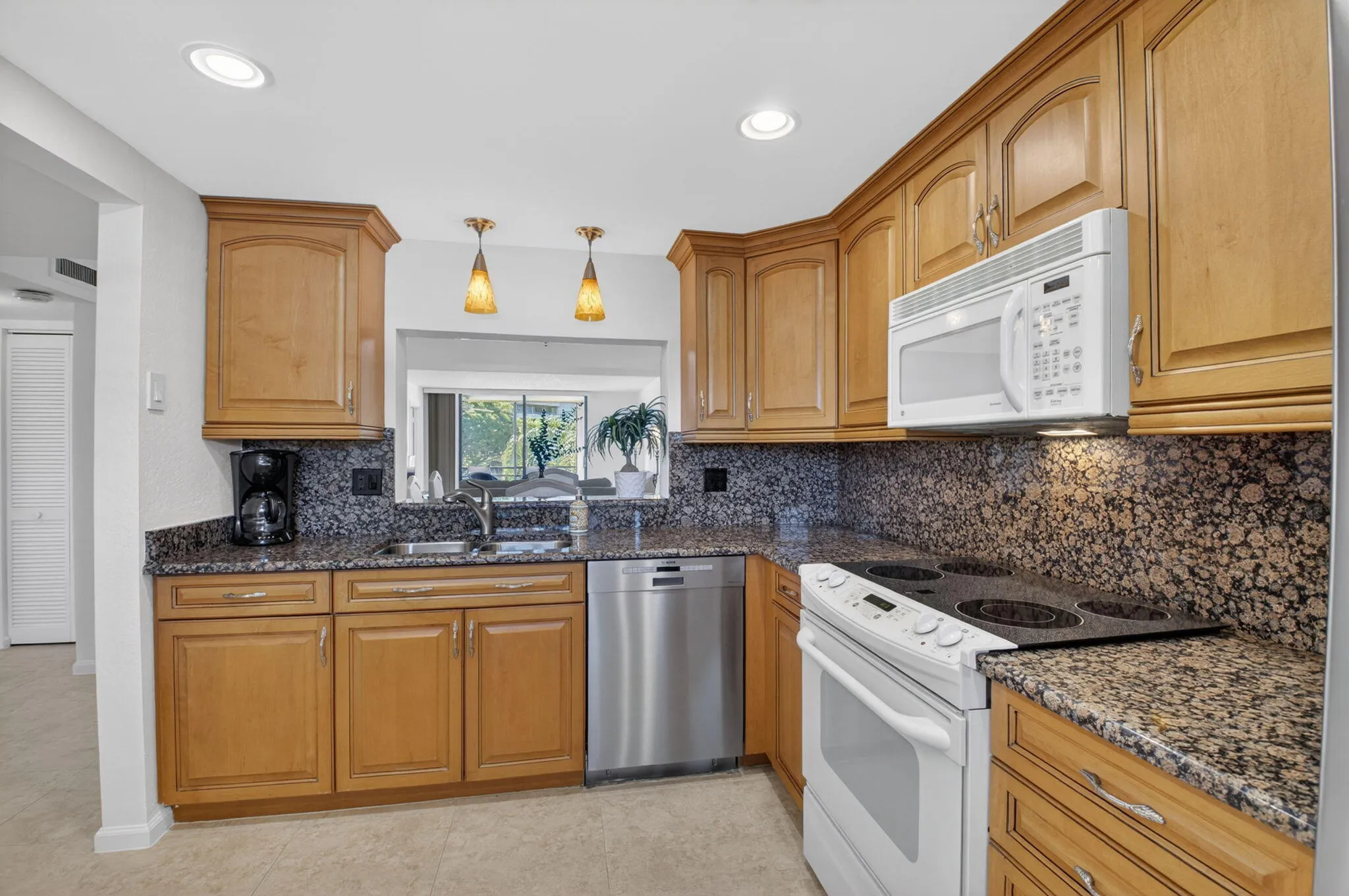 555 Banyan Tree 307 Kitchen
