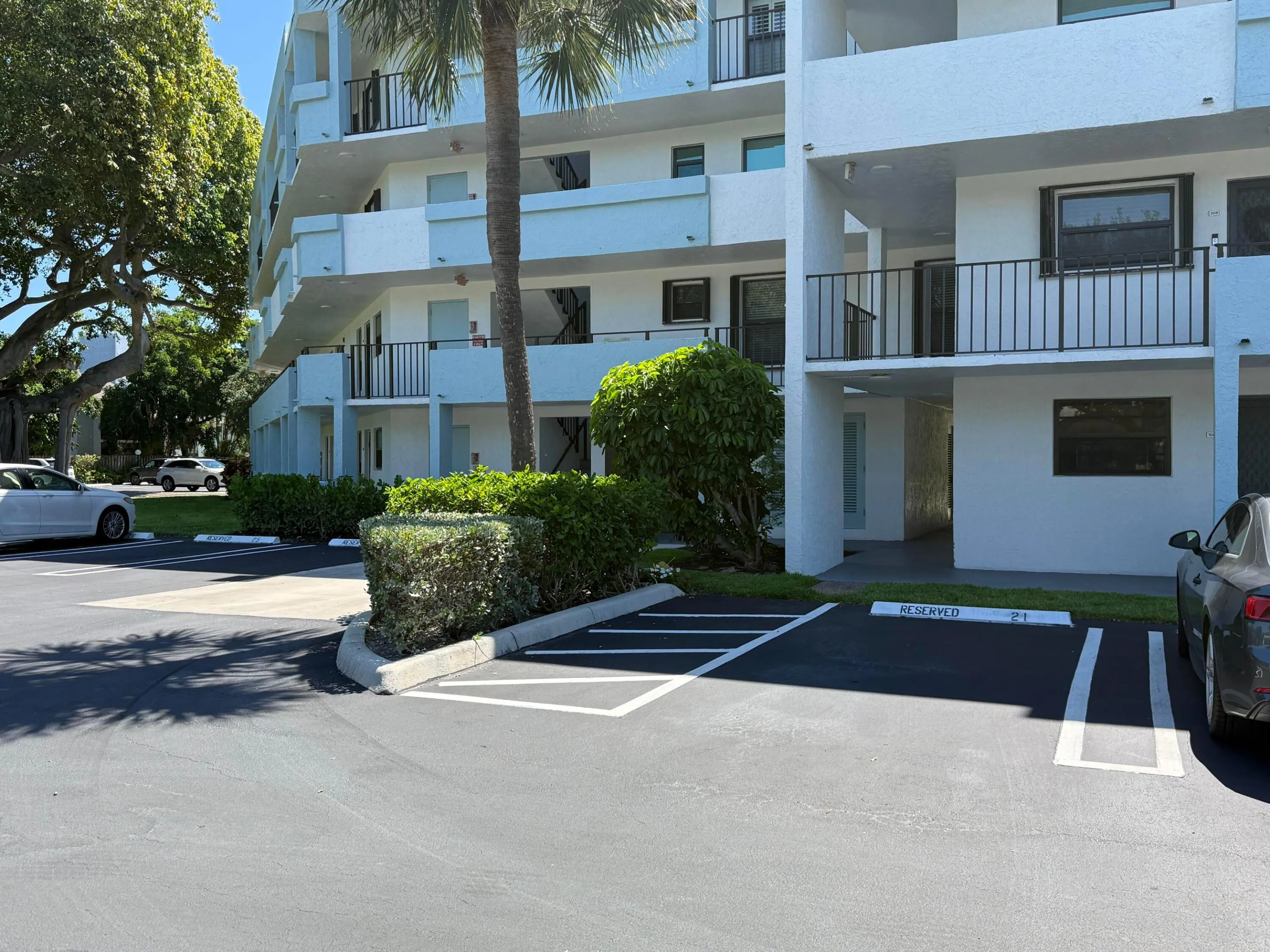 Newly Painted 555 Banyan Tree Exterior- Convenient Parking Space 21