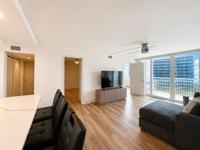 liv room with island