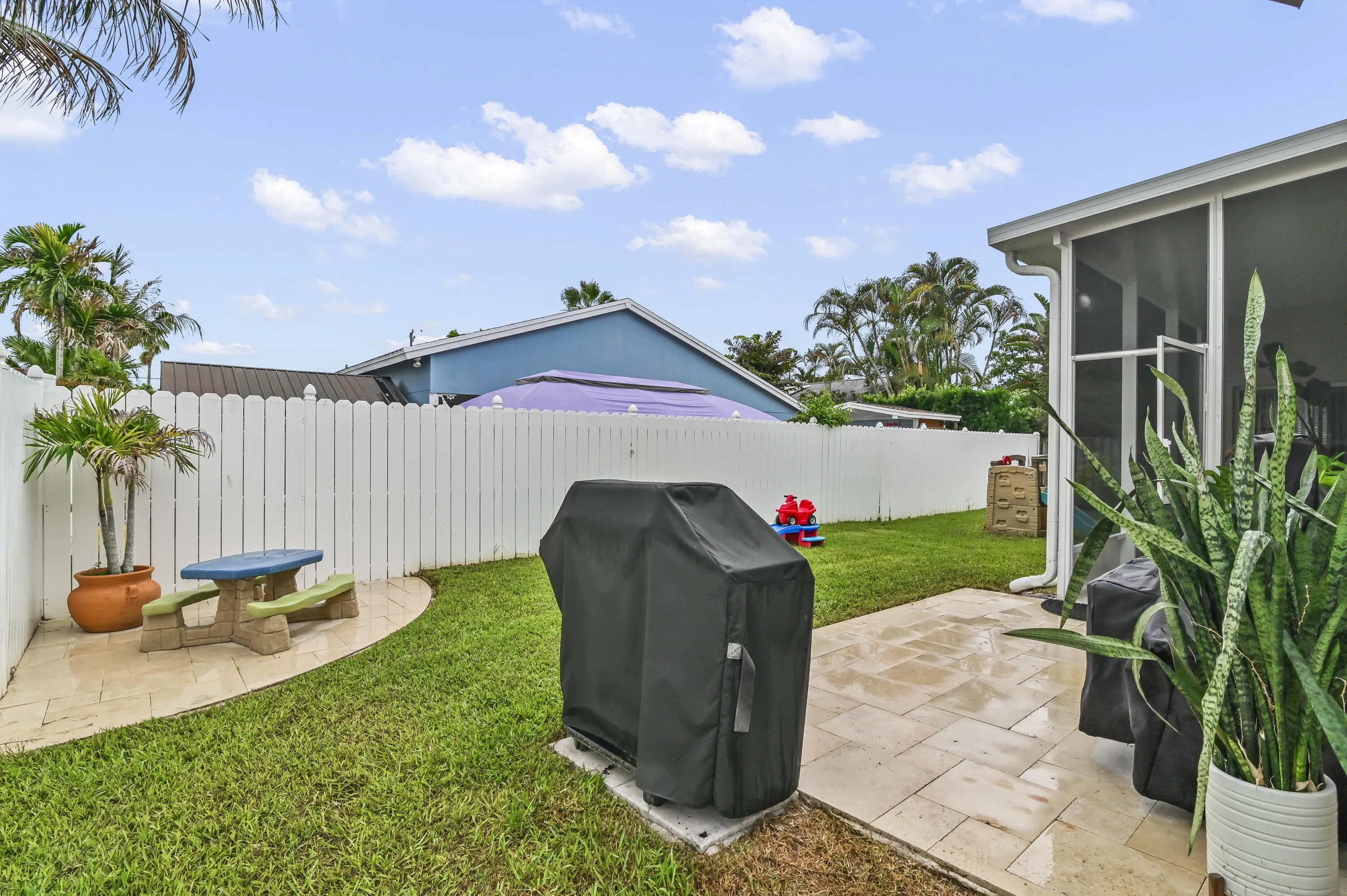 32 Backyard 01