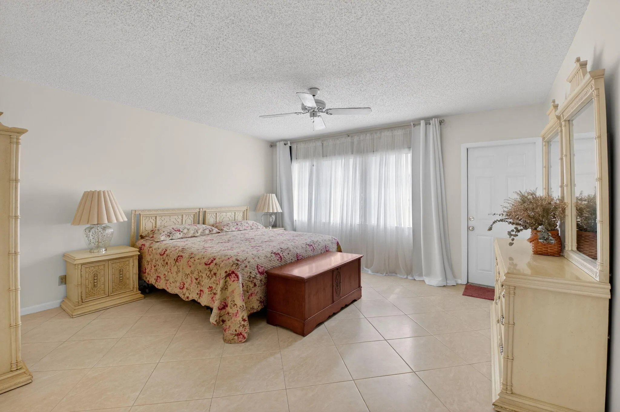 Large, spacious bedroom