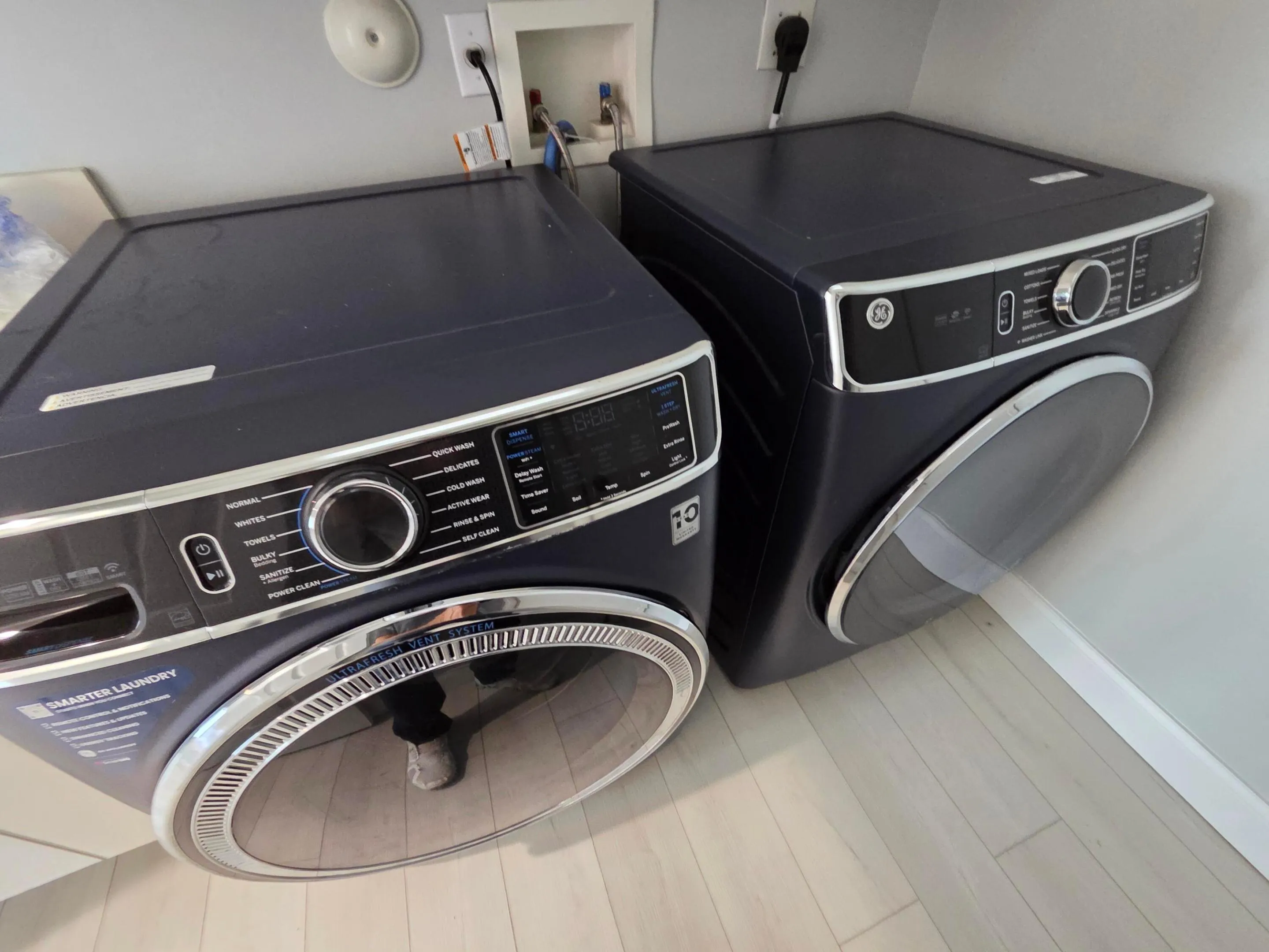 Laundry Room With Sink & Washer and Dryer