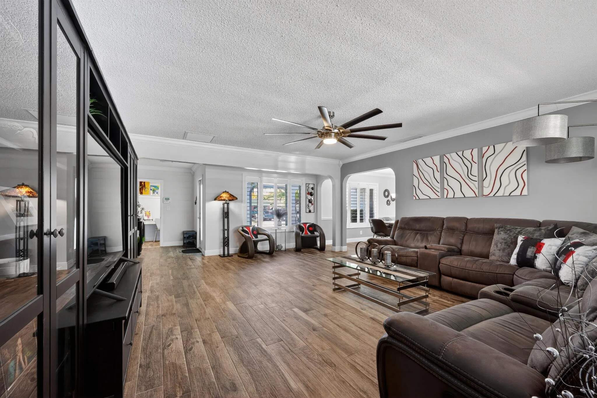 13_311_NW_93rd_Terrace-Living_room-0042
