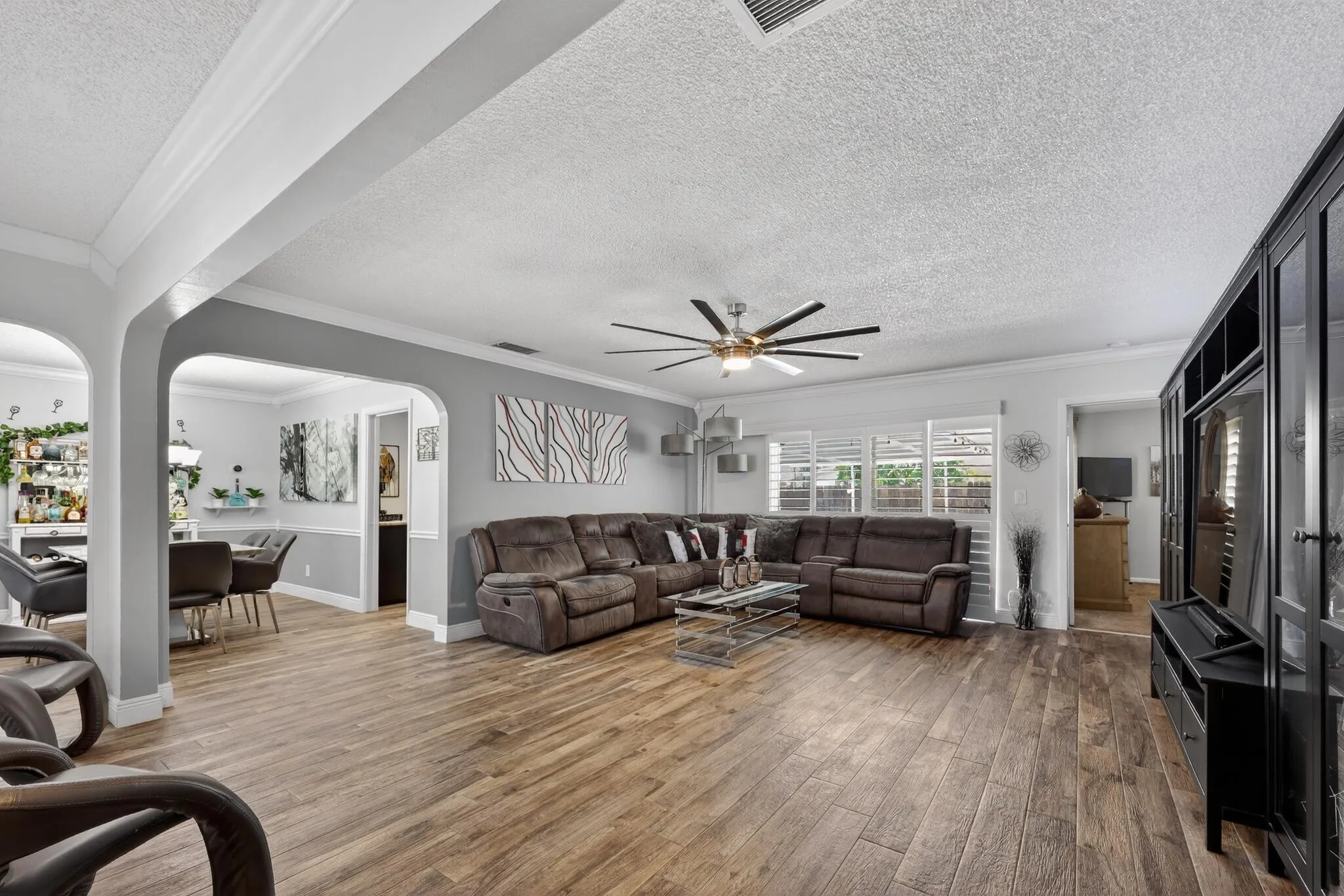 14_311_NW_93rd_Terrace-Living_room-0054