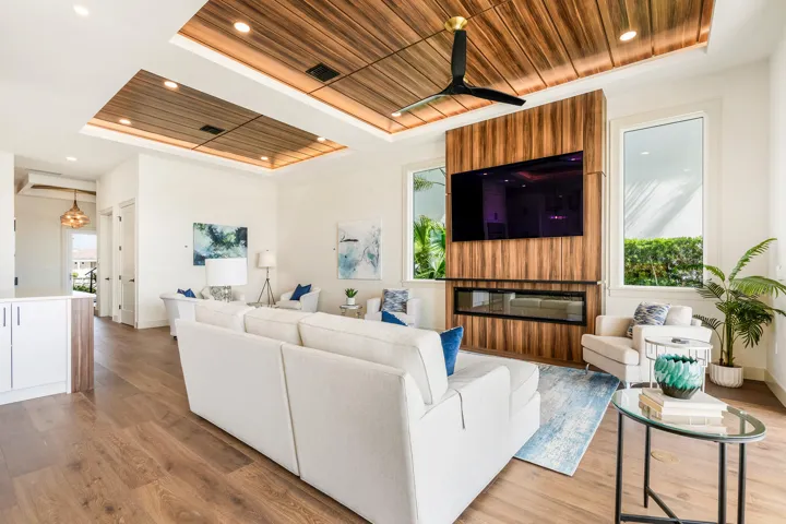 FR - TV & fireplace