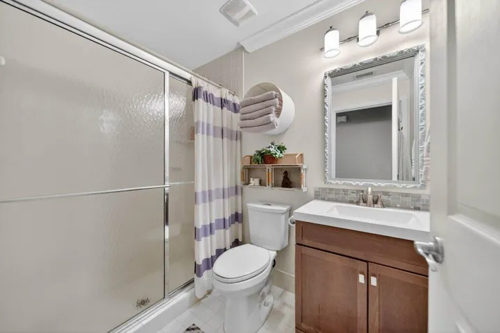 guestbath1.jpg-SMALL