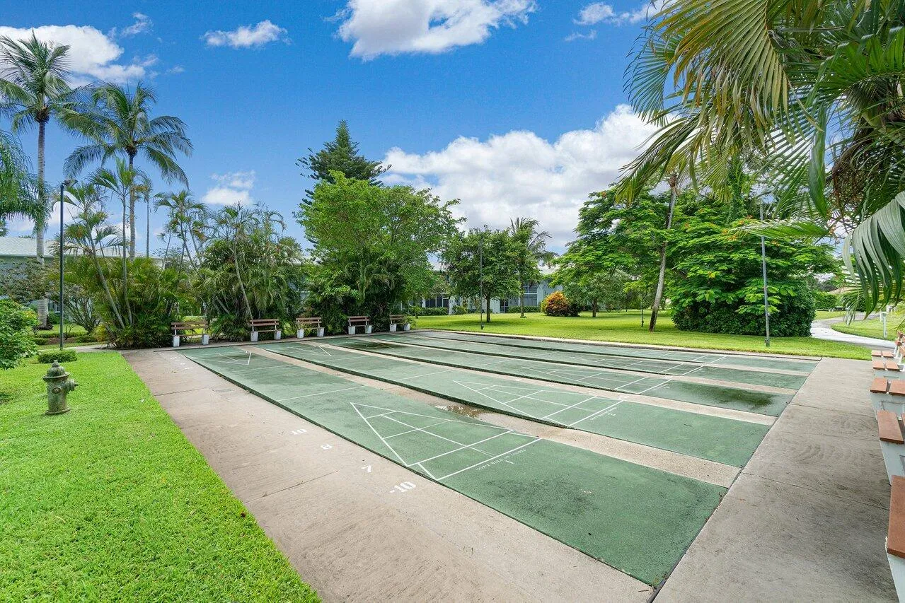 Shuffle board