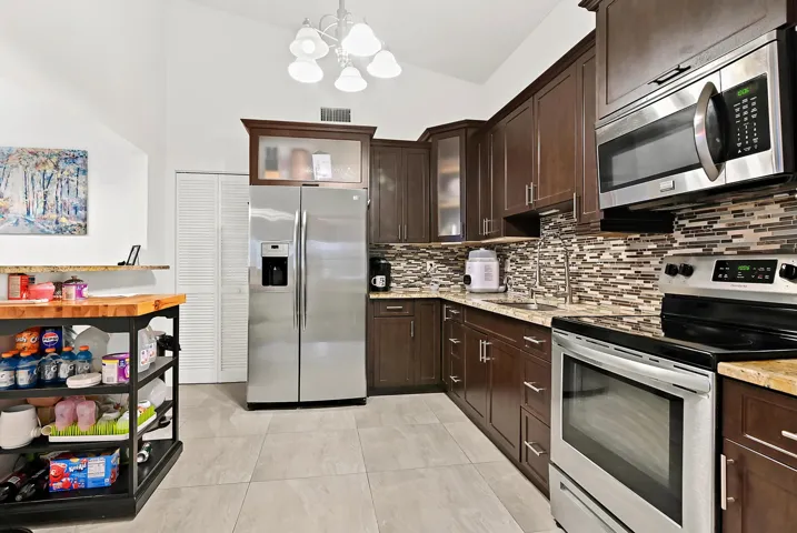 13 Kitchen 02
