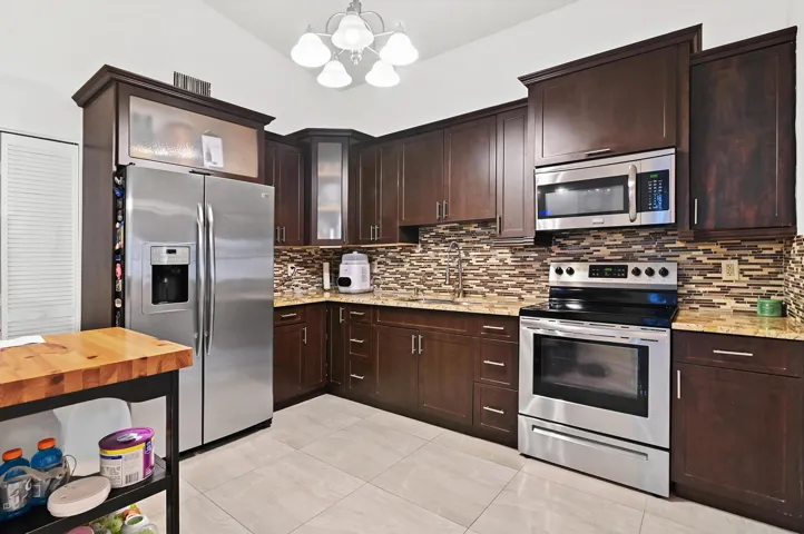 12 Kitchen 01