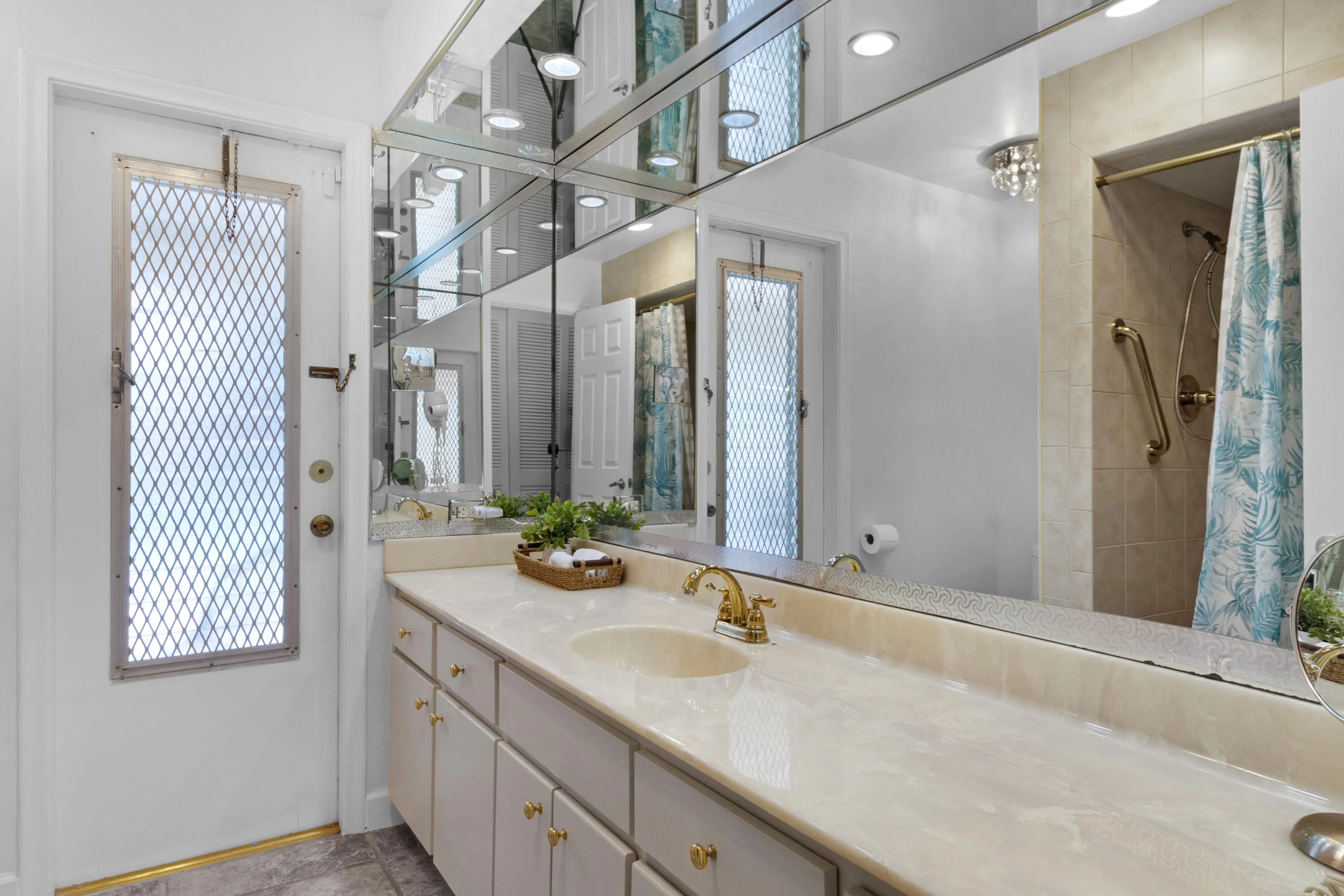accutour_1418-ne-57th-pl-30