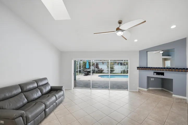 Triple Slider to Lanai/Pool
