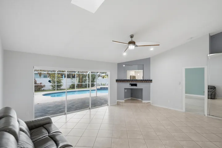 Family Rm-slider to Lanai