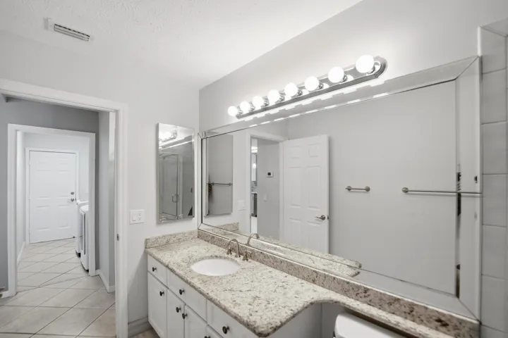 Guest/Lanai Bath