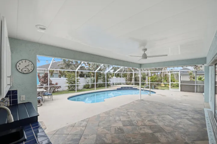 Large Covered Lanai area