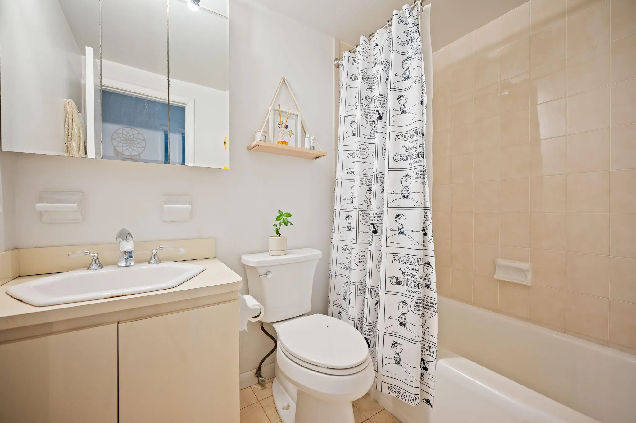 Bathroom 2 (guest bathroom)