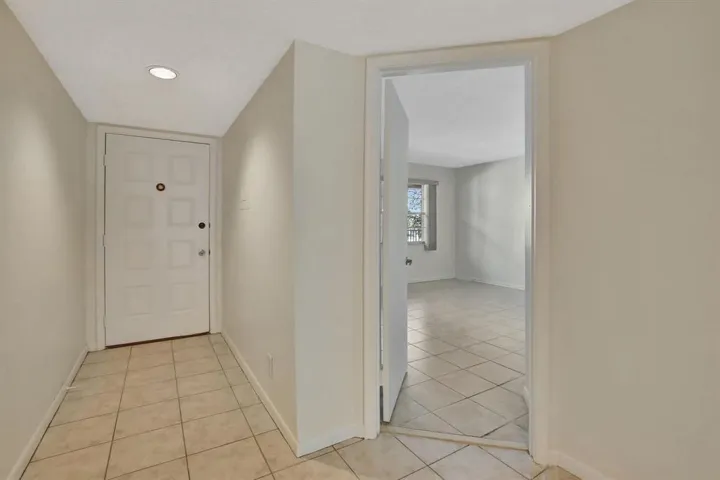 Cam N 314 - hallway