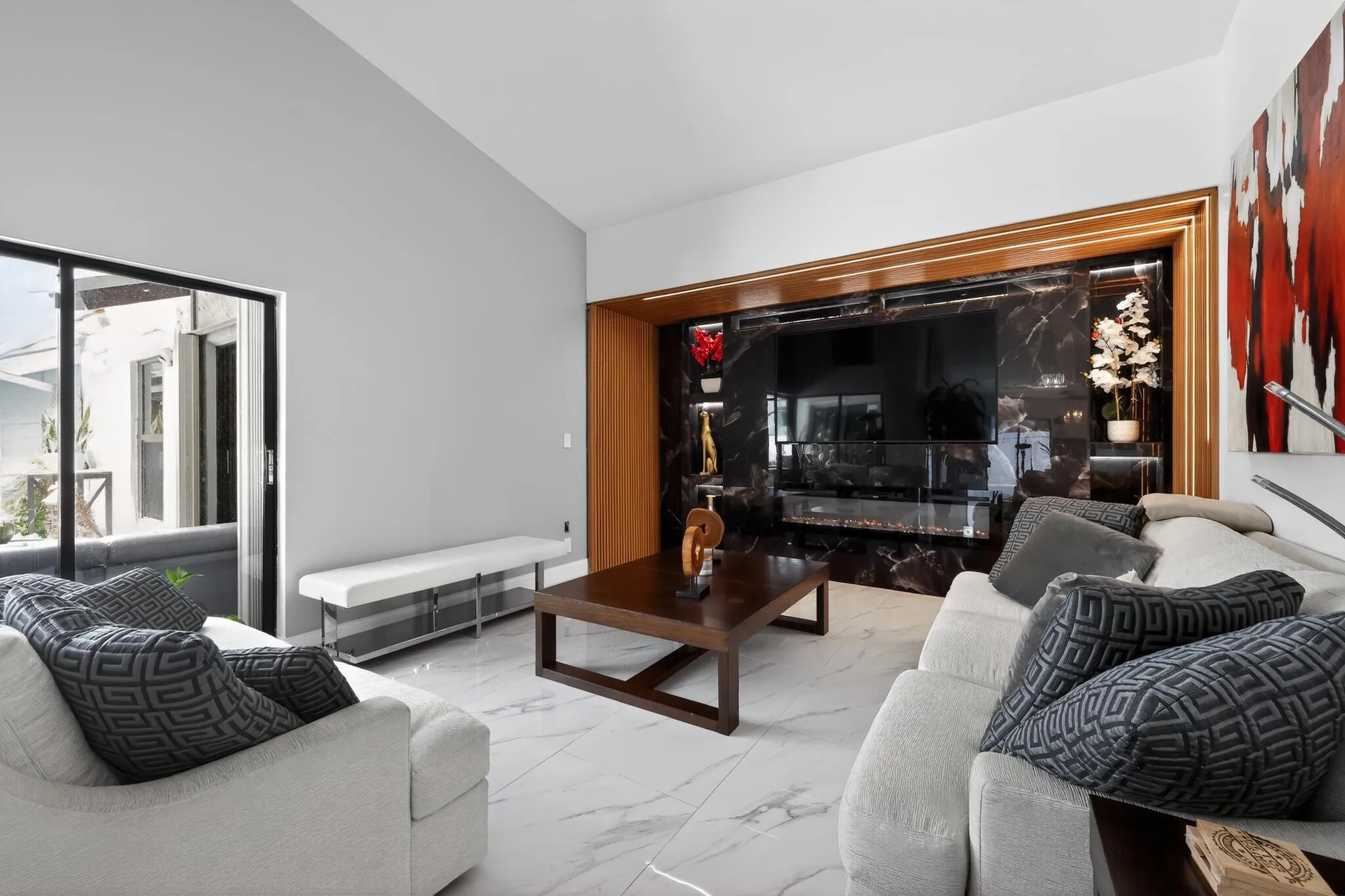 17_11423_Whisper_Sound_Dr-Living_room-00