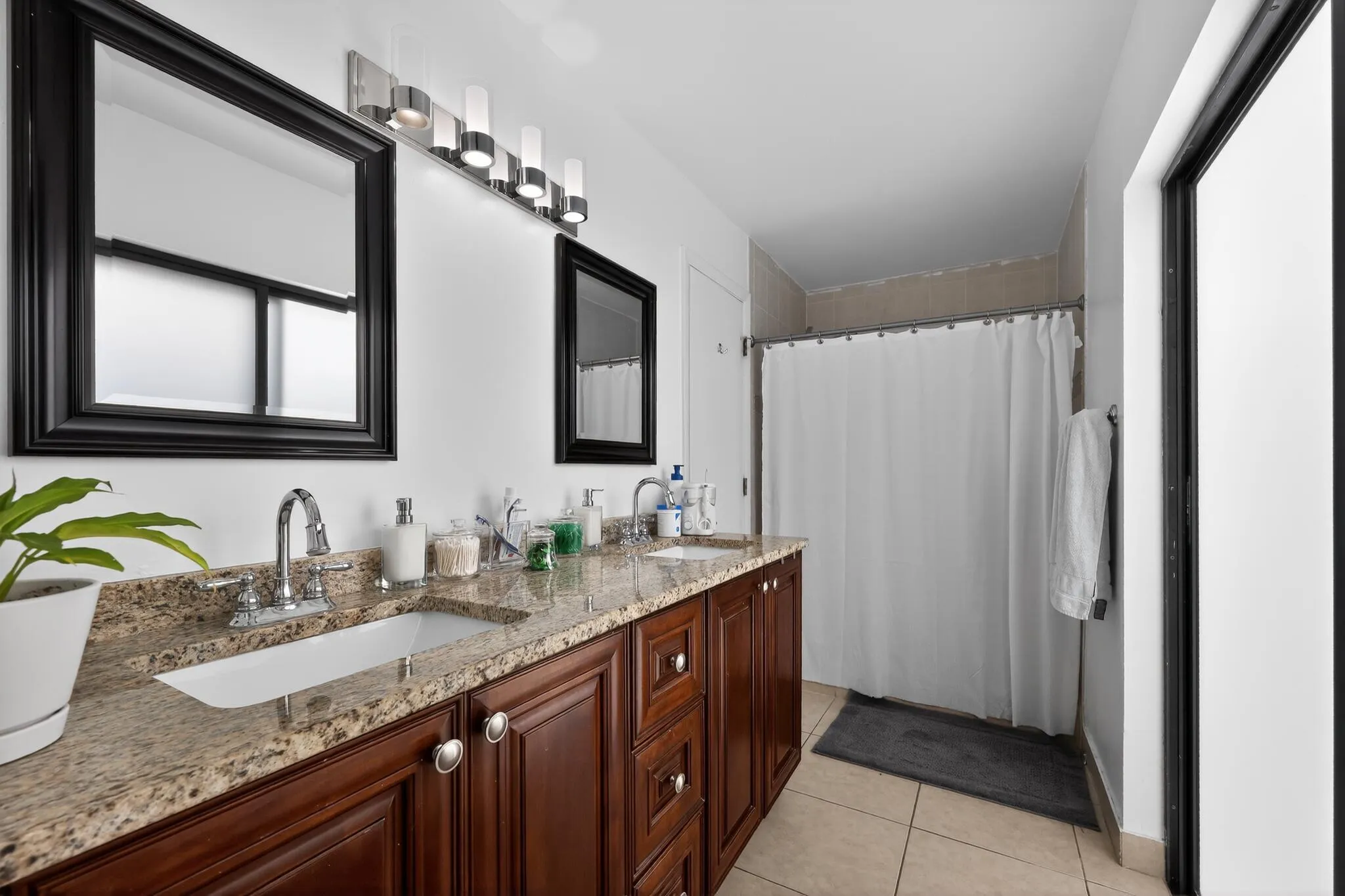 32_11423_Whisper_Sound_Dr-Bathroom-0049