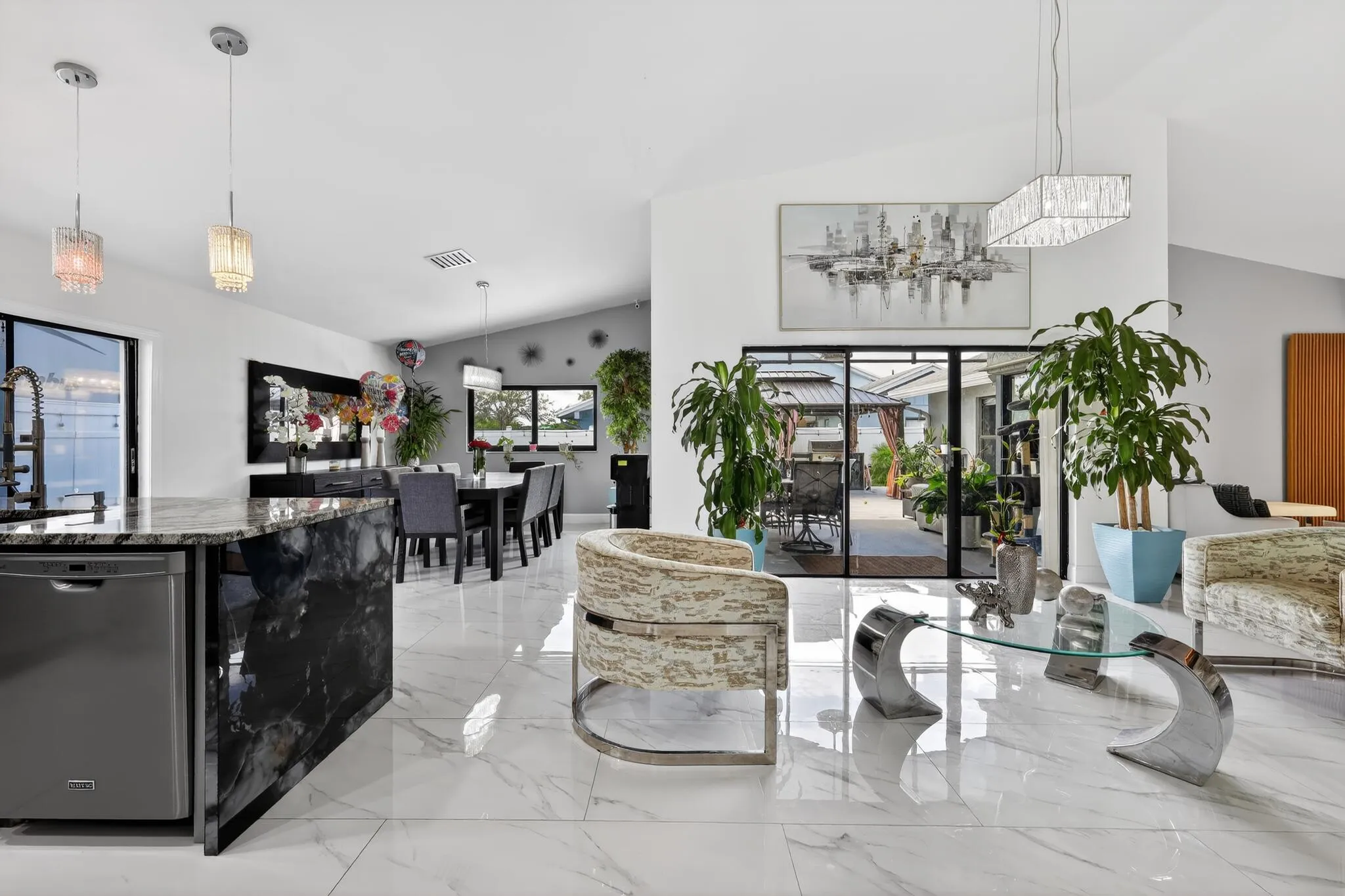 12_11423_Whisper_Sound_Dr-Living_room-00