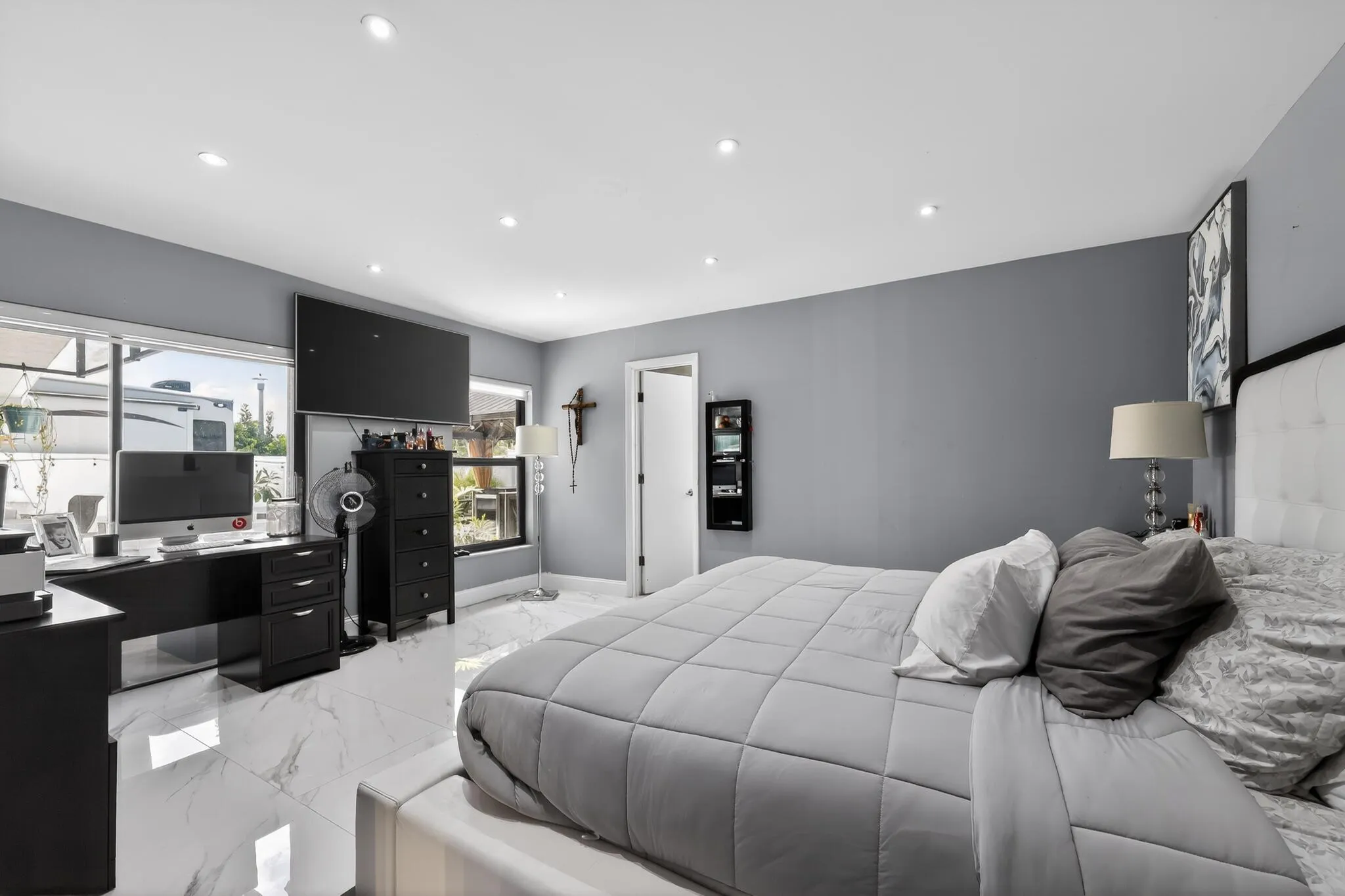 24_11423_Whisper_Sound_Dr-Bedroom-0040