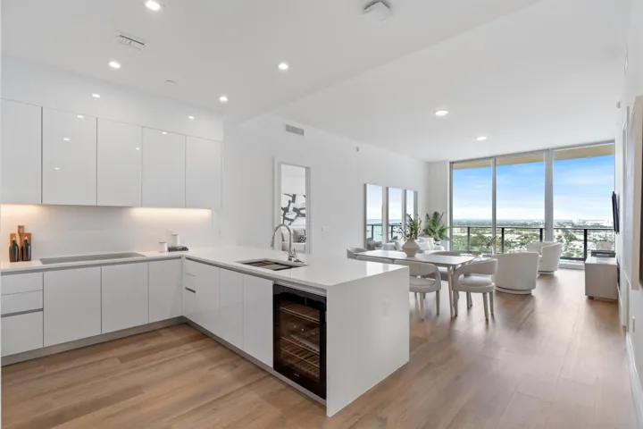 08-220 Lake Shore Drive #2305 Lake Park,
