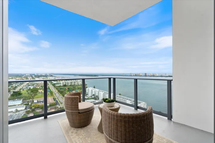 22-220 Lake Shore Drive #2305 Lake Park,