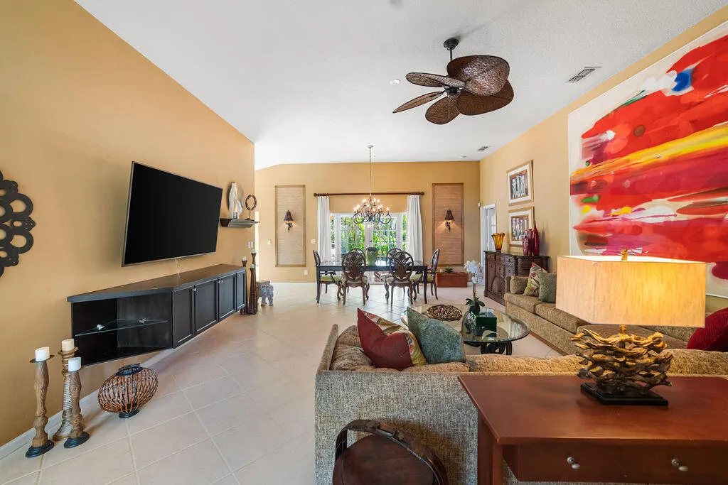 Large living & dining area