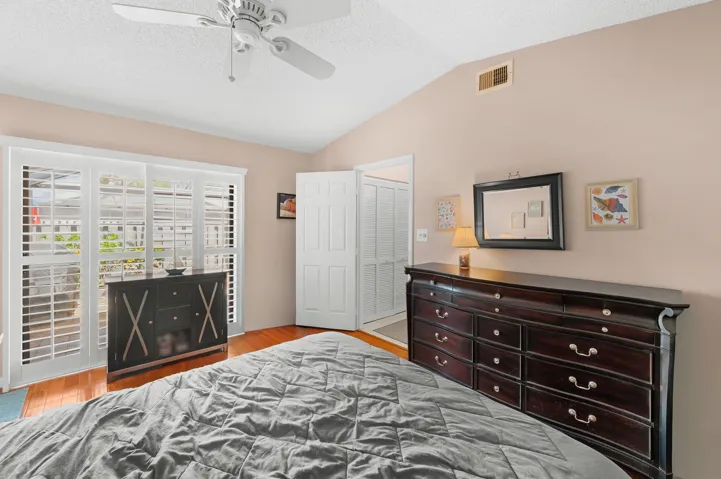 Private split plan; fits a Queen bed comfortably