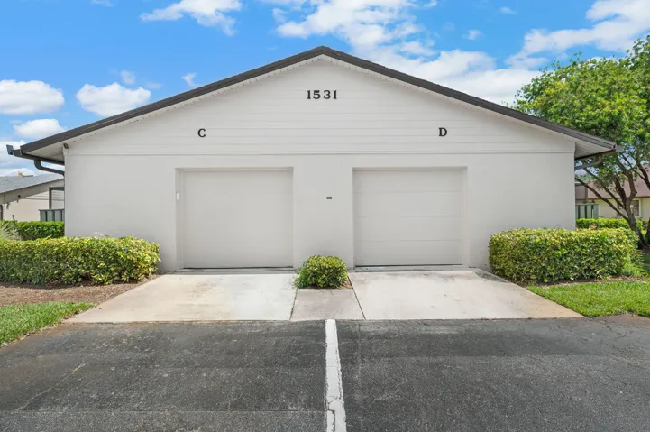 Rare 1.5 car garage