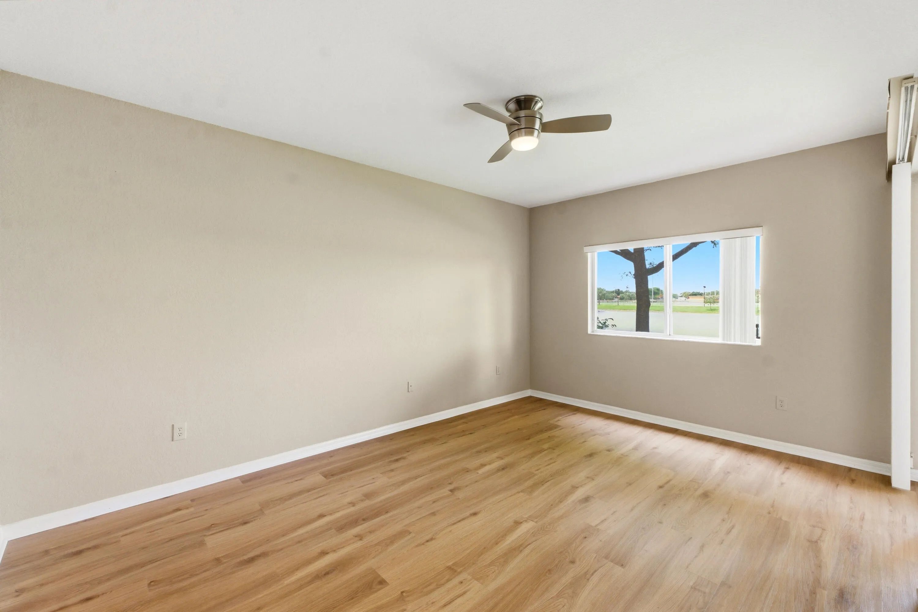 7765 Yardley Dr_008
