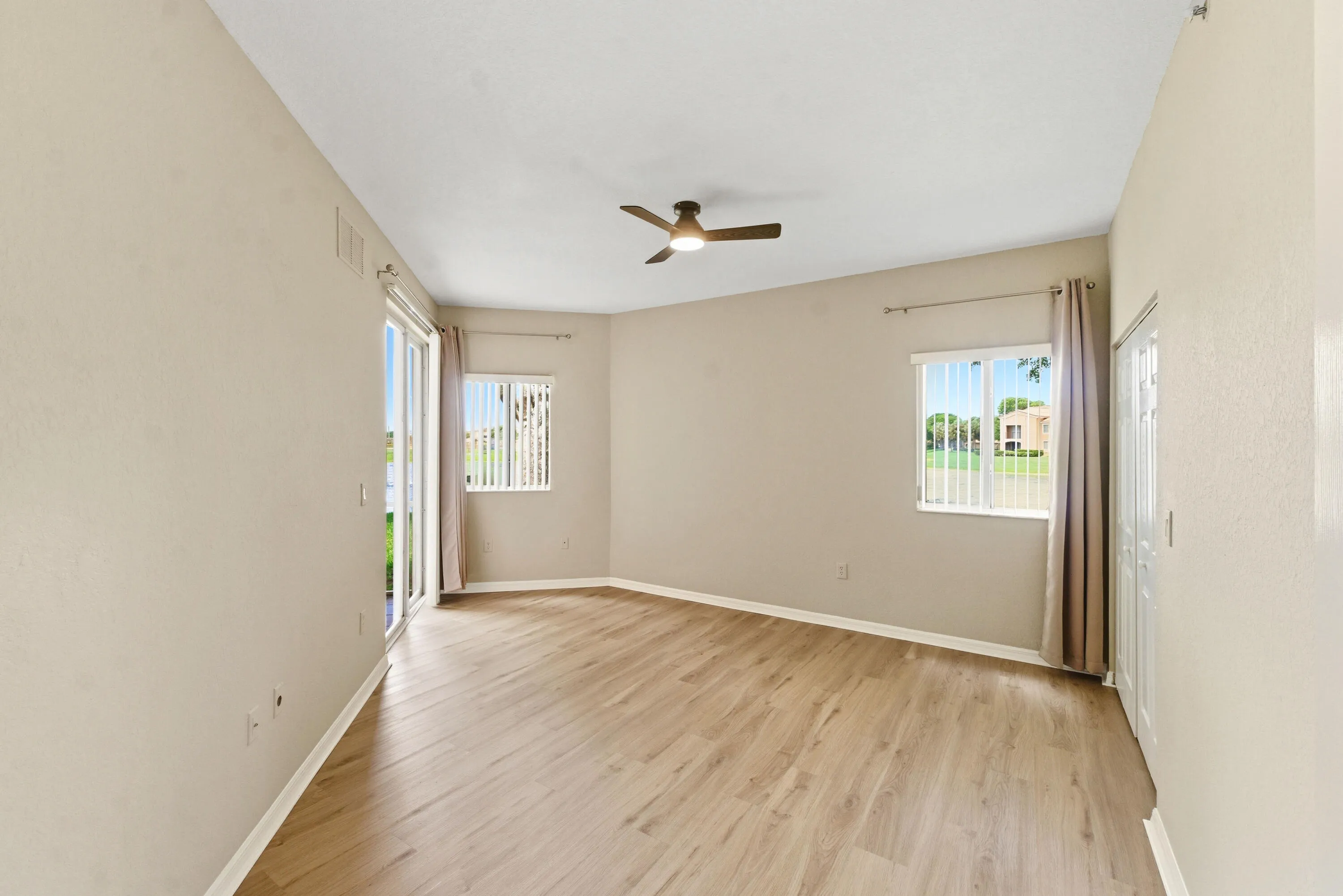 7765 Yardley Dr_004