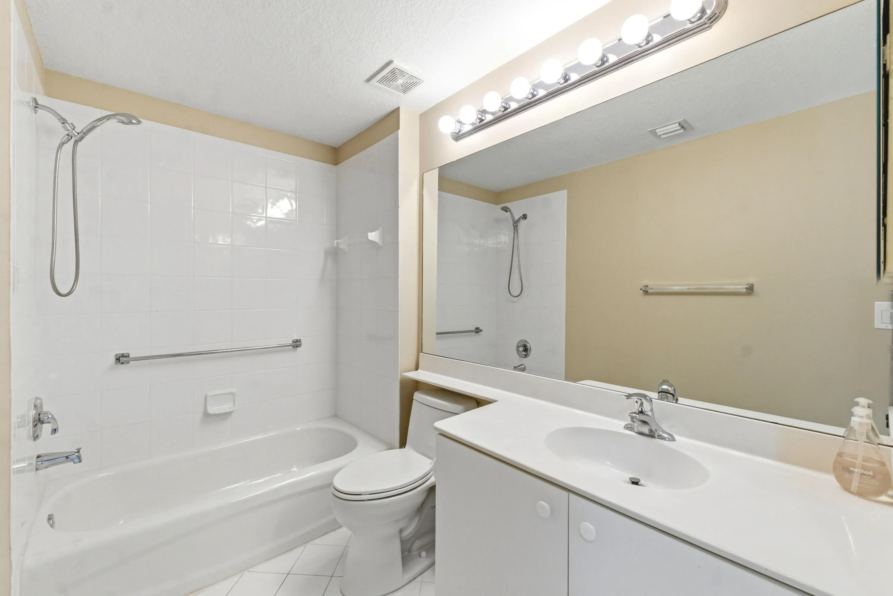 7765 Yardley Dr_007