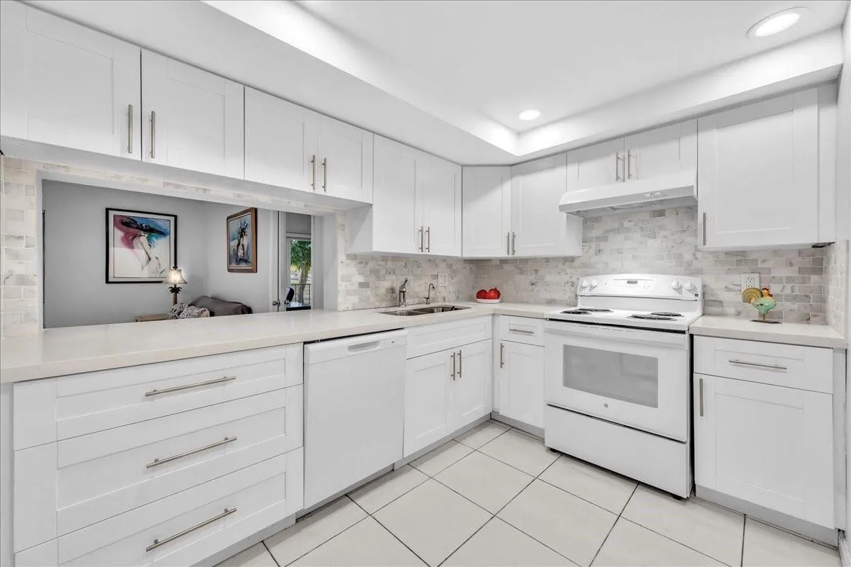 Fort Lauderdale kitchen, modern white cabinetry, updated condo kitchen, quartz countertops, Top of the Mile condo, light and bright kitchen, move-in ready home, South Florida real estate