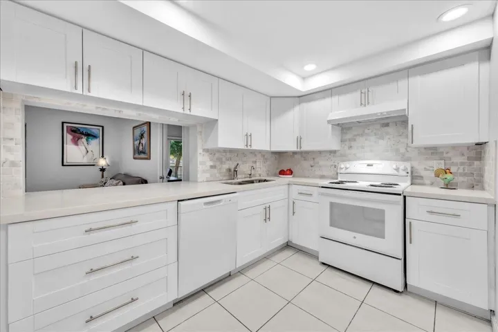 Fort Lauderdale kitchen, modern white cabinetry, updated condo kitchen, quartz countertops, Top of the Mile condo, light and bright kitchen, move-in ready home, South Florida real estate