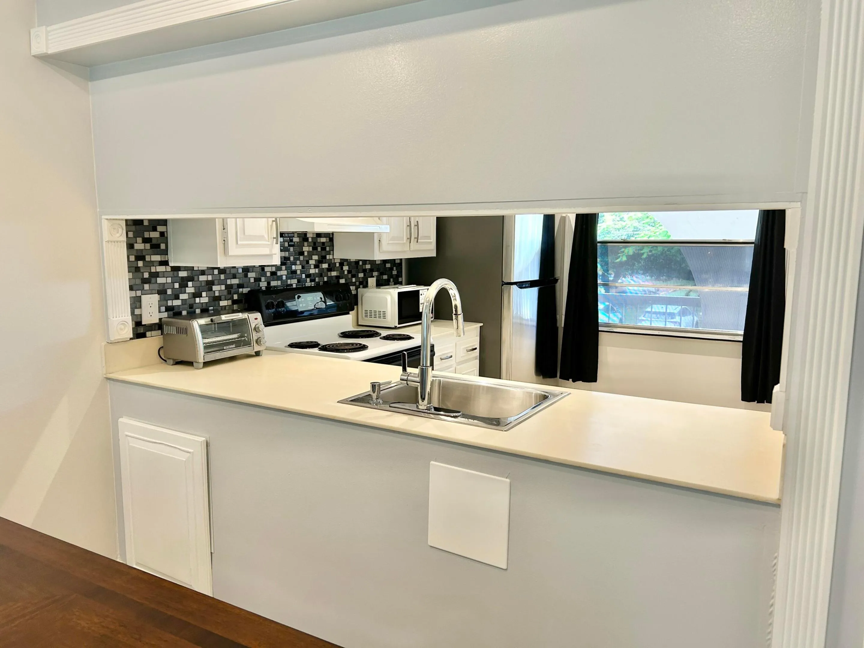 Pass through to kitchen.