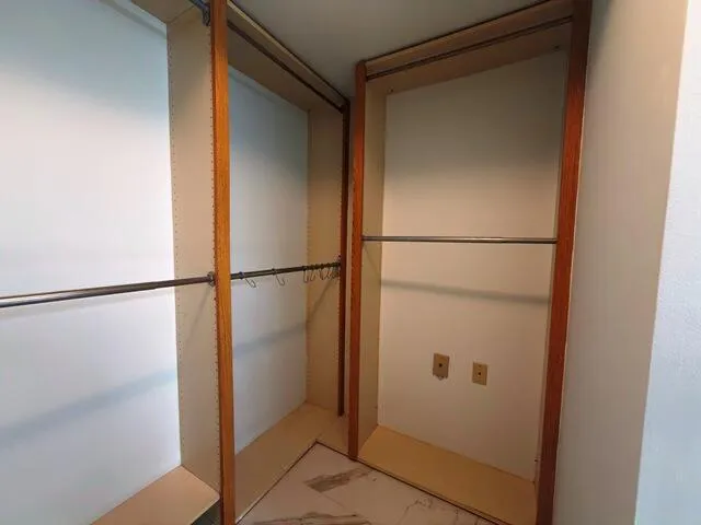 Walk-In-Closet