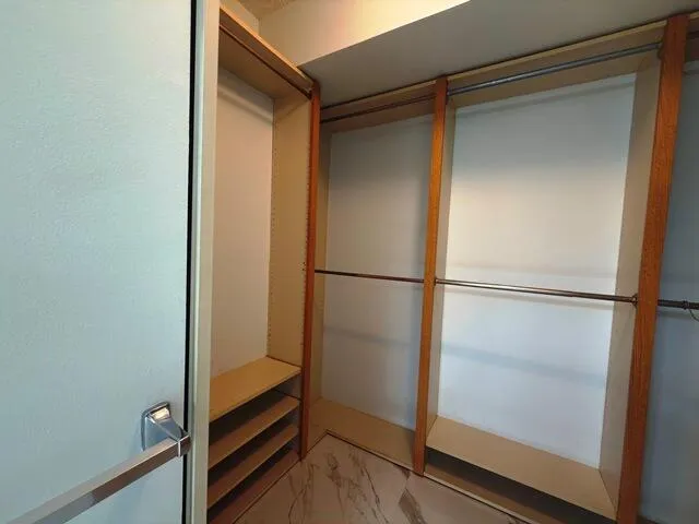 Walk-In-Closet