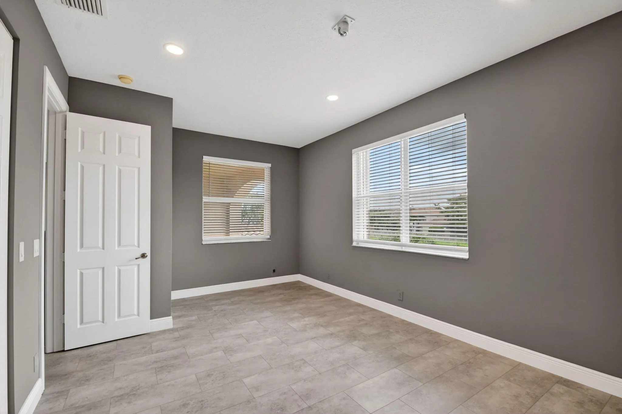 Second floor suite - overlooks back yard and lake